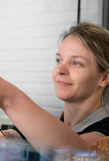 découvrez le savoir-faire et la passion des artisans : des professionnels au service de vos projets de rénovation, décoration et créations sur-mesure. trouvez l'artisan idéal près de chez vous !