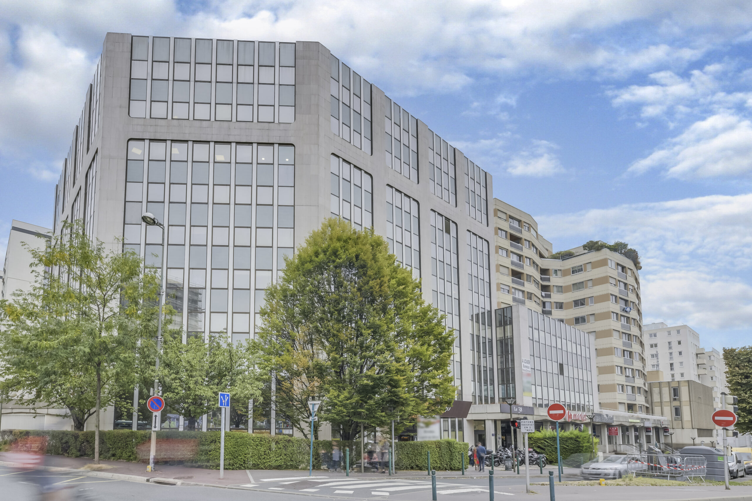 d&eacute;couvrez un bureau r&eacute;nov&eacute; &agrave; suresnes, offrant un espace moderne, lumineux et fonctionnel, id&eacute;al pour travailler dans un environnement agr&eacute;able &agrave; proximit&eacute; de paris.