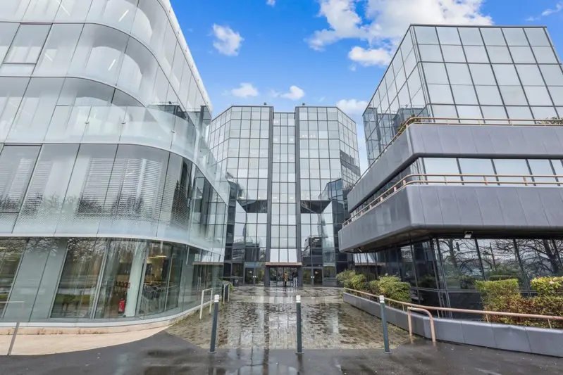 découvrez des bureaux modernes à suresnes : espaces flexibles, design contemporain et équipements haut de gamme, idéals pour stimuler la productivité de votre équipe à deux pas de paris.