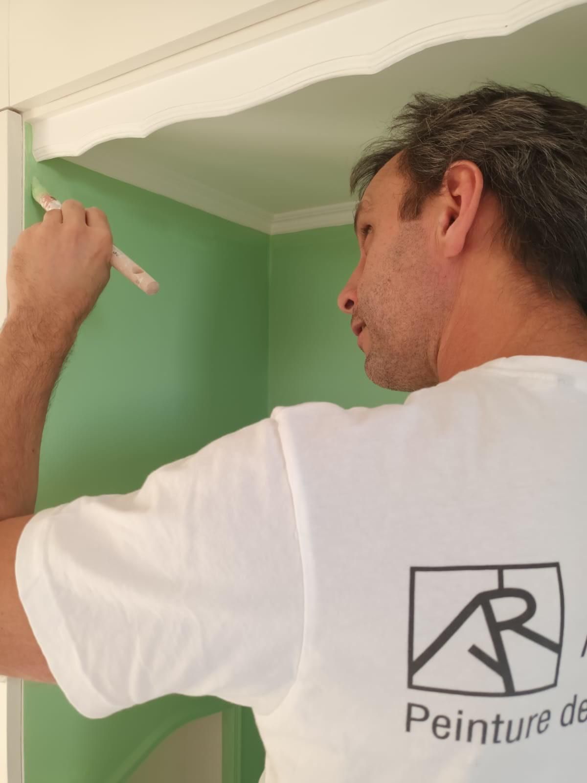 obtenez votre devis peinture gratuit &agrave; suresnes ! nos experts &eacute;valuent vos besoins rapidement et vous proposent une estimation claire et sans engagement pour vos travaux de peinture.