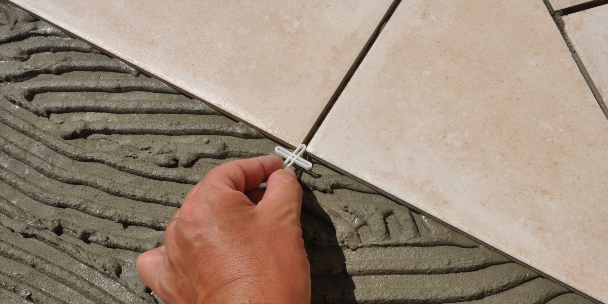 découvrez les prix du carrelage au m2 : conseils pour estimer votre budget, comparer les différents types de carrelage et trouver les meilleures offres pour votre projet de rénovation.