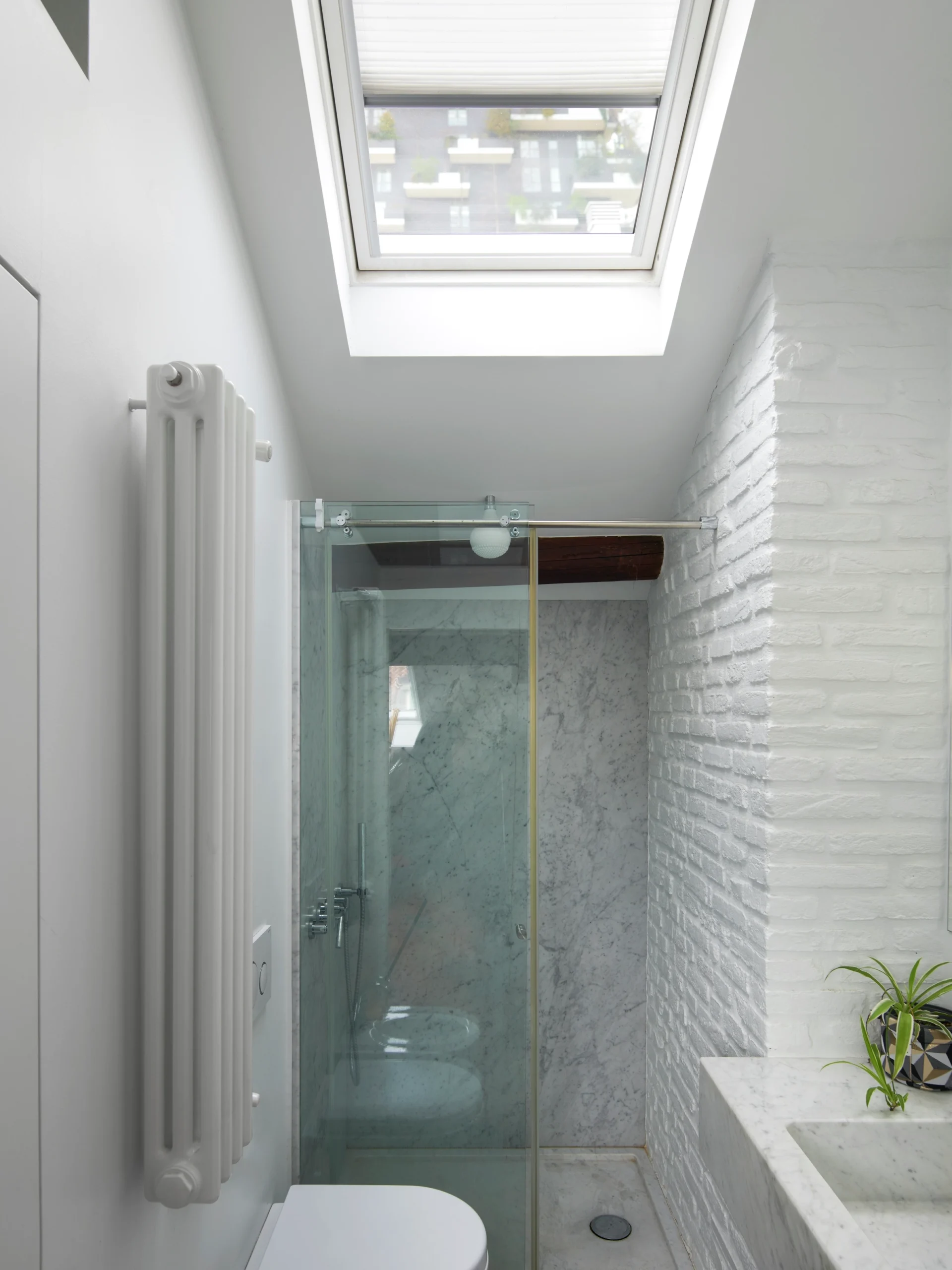 découvrez tout ce qu'il faut savoir sur le prix de la rénovation d'une salle de bain : fourchettes de tarifs, facteurs qui influencent le coût, conseils pour maîtriser votre budget et réussir votre projet.