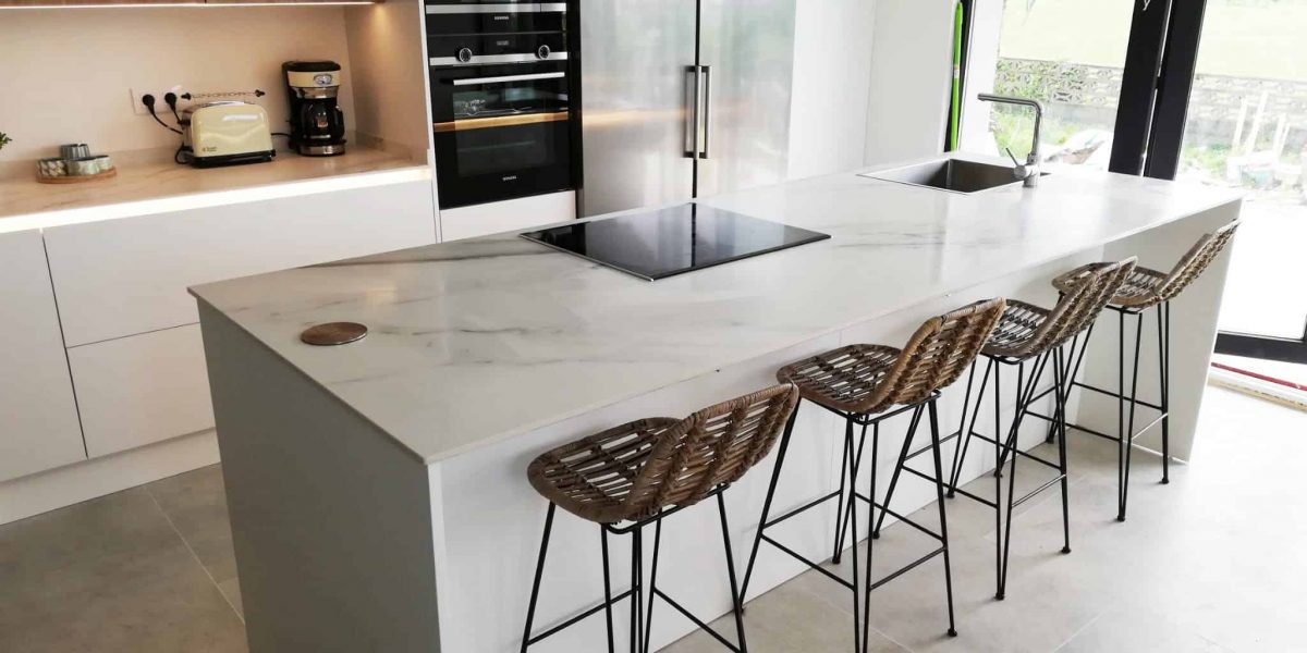 donnez un nouveau souffle &agrave; votre int&eacute;rieur avec une r&eacute;novation de cuisine moderne : id&eacute;es tendances, mat&eacute;riaux innovants et astuces pour optimiser l&rsquo;espace et le design.