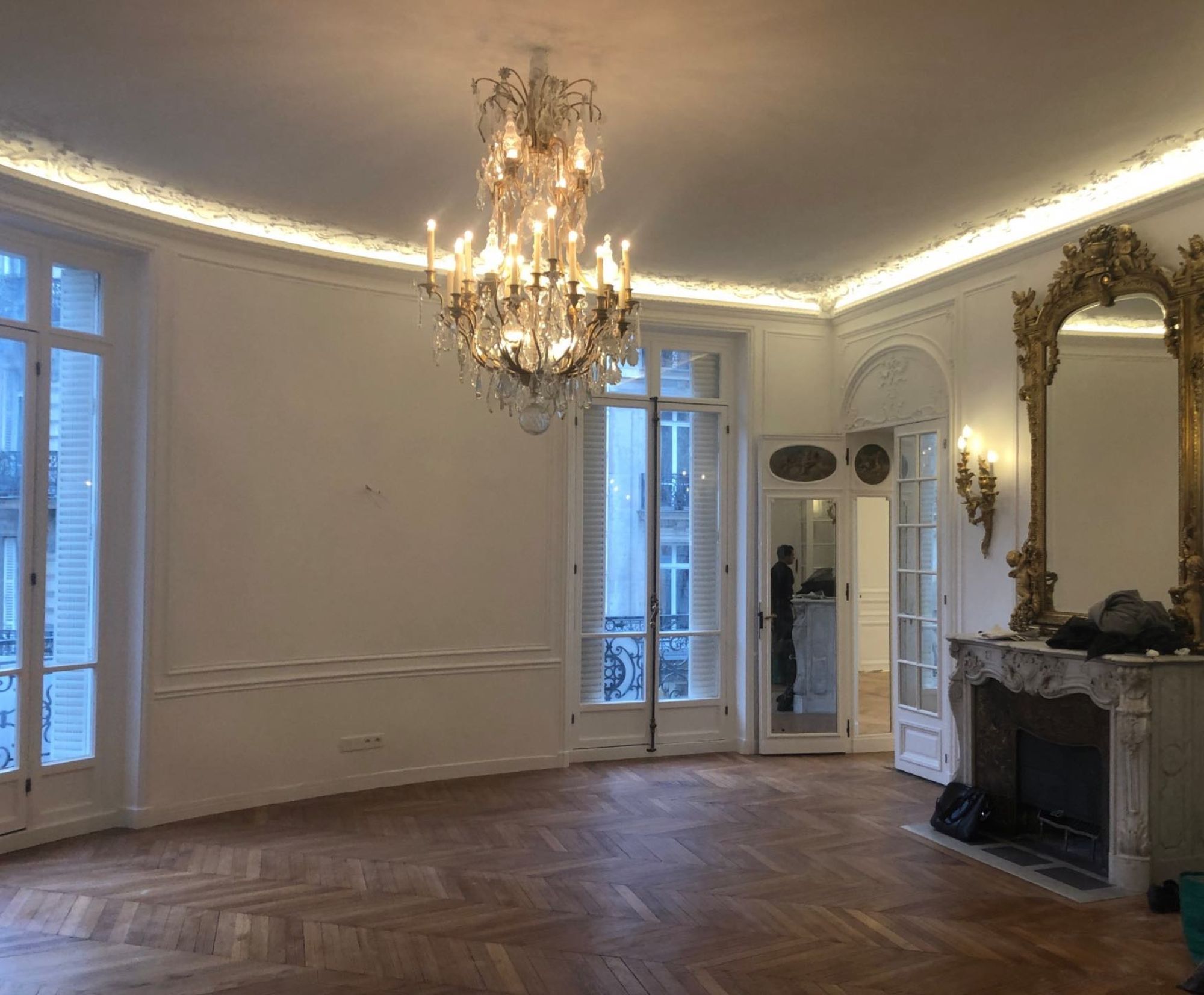 découvrez nos conseils et solutions pour la rénovation d’appartements haussmanniens : valorisez votre patrimoine, restaurez moulures, parquets et cheminées tout en intégrant le confort moderne.