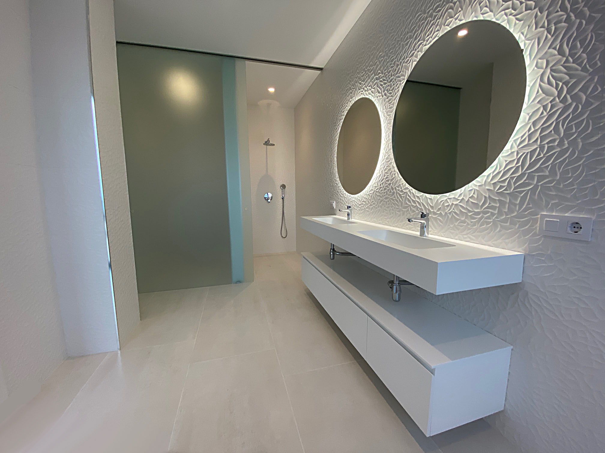 confiez la rénovation de votre salle de bain à suresnes à des experts pour un espace moderne, fonctionnel et à votre image. devis gratuit et réalisation sur-mesure.