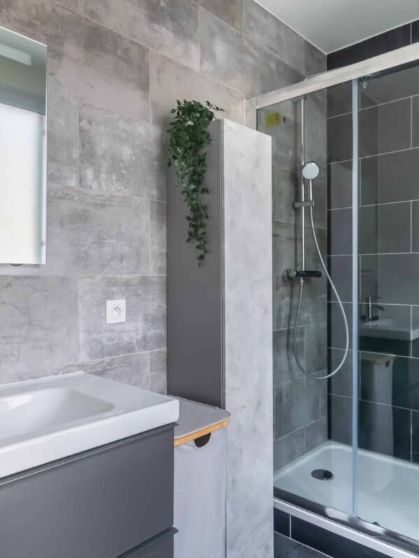 besoin de rénover votre salle de bain à suresnes ? faites appel à nos experts pour des travaux de qualité, allant de la rénovation complète à l’installation sur mesure. devis gratuit et accompagnement personnalisé.