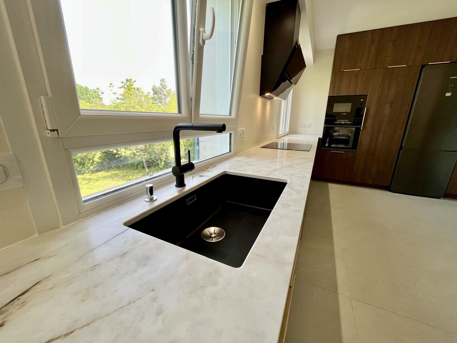 d&eacute;couvrez notre cuisine moderne &agrave; suresnes, alliant design contemporain et fonctionnalit&eacute; pour un espace culinaire &eacute;l&eacute;gant et convivial.