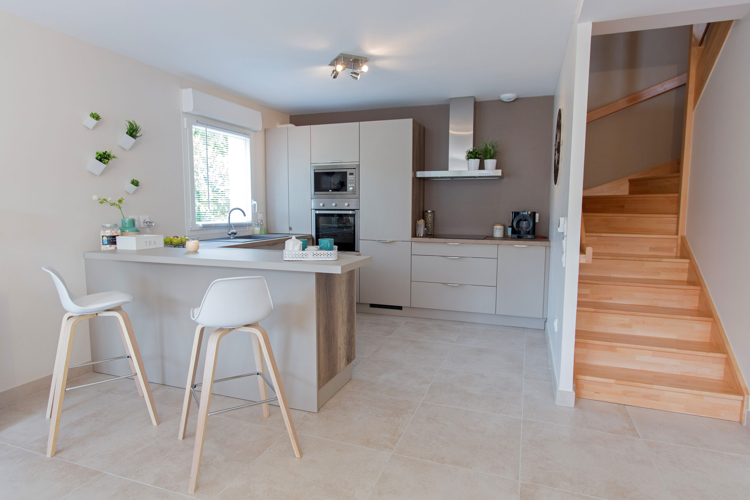 d&eacute;couvrez comment une cuisine ouverte peut transformer votre int&eacute;rieur &agrave; suresnes : convivialit&eacute;, lumi&egrave;re et modernit&eacute; au c&oelig;ur de votre r&eacute;novation.